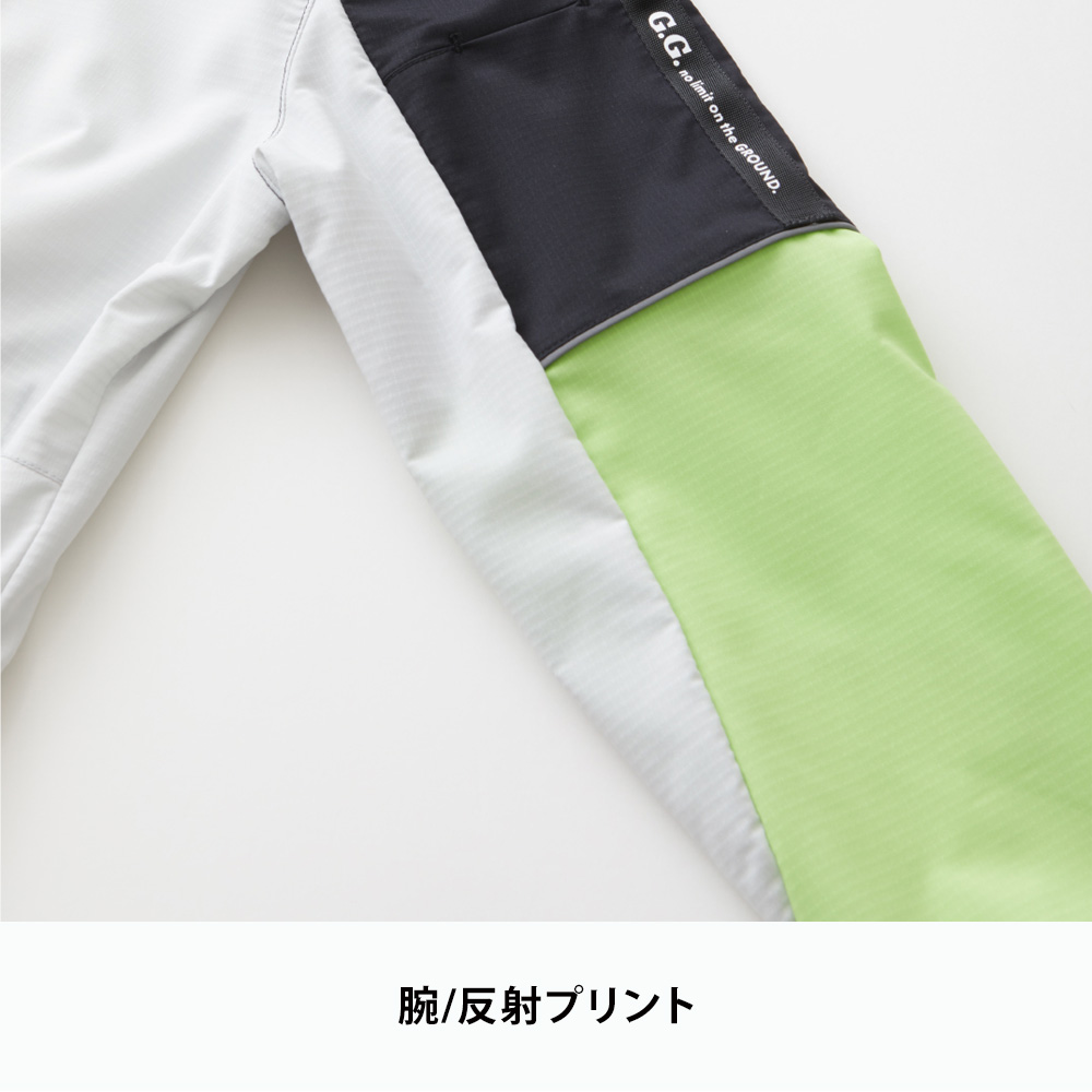 グレー